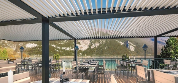 07-Nouveau-design-lame-pour-pergola-aluminium-SUNEAL-purete-lignes-pour-inspiration-1