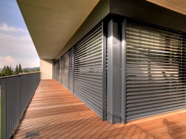 le brise soleil orientable pour varier les entrées de lumière