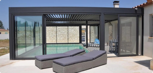 pergola-design-fermee-et-vitree-pour-protection-piscine