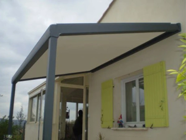 Une toile de pergola en pente