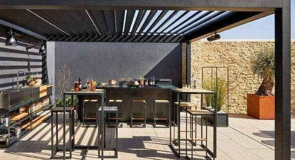 une pergola bioclimatique pour une cuisine extérieure