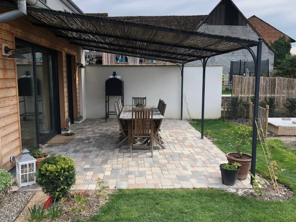 une pergola en fer forgé