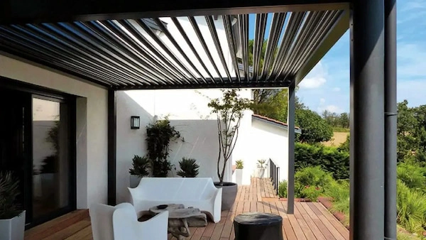 pergola bioclimatique grise
