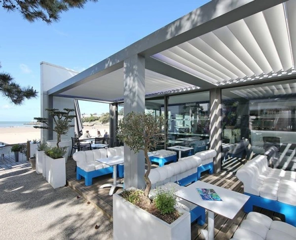 amenager-espace-exterieur-de-vente-pergola-bioclimatique