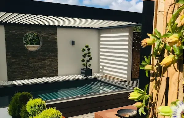 pergola adossée au-dessus d'une piscine