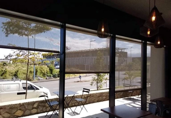 realisation-store-enrouleur-boulangerie-paul-saint-pierre1